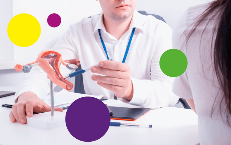 Doutor explicando sobre a candidíase de repetição