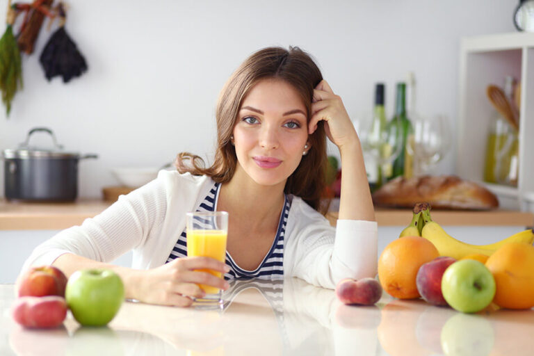 Jovem mulher fortalecendo a imunidade