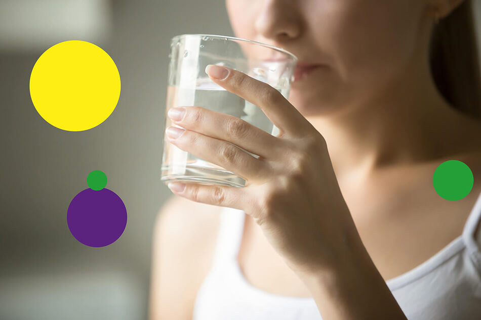 mulher se hidratando após diarréia por intoxicação alimentar