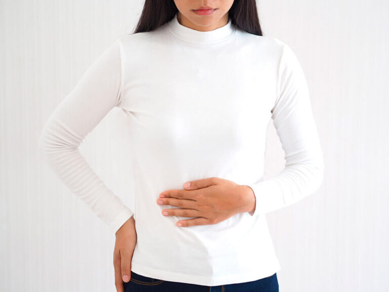 Mulher com sintomas de infecção intestinal