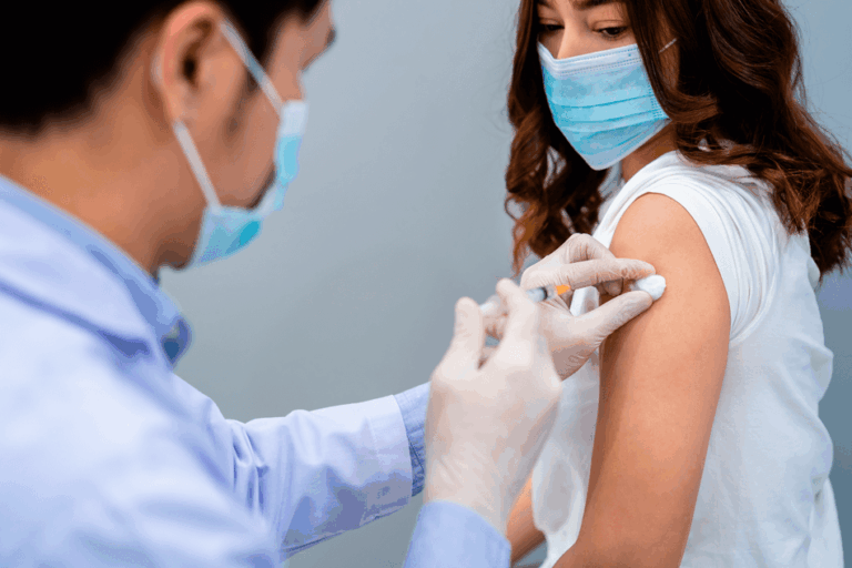 Mulher tomando vacina para fortalecer sistema imunológico – Culturelle.
