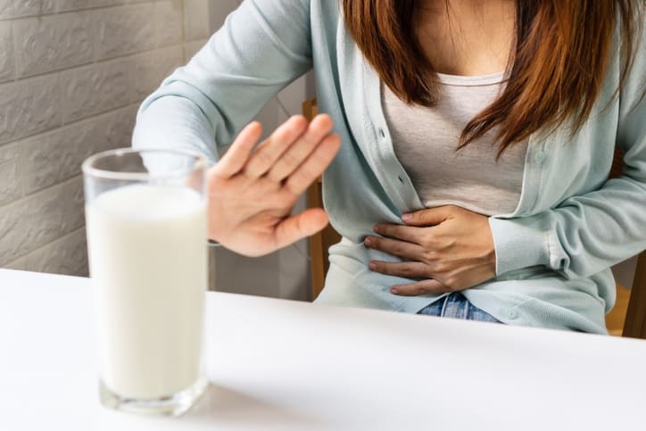 mulher com intolerância à lactose e sem os benefícios dos probióticos